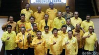 Usai membuka acara pengumuman struktur pengurus partai, Airlangga lalu mengajak jajarannya untuk berpose dua periode. Namun dia tidak membentuk angka dua jari seperti biasanya dengan tanda peace, tapi mengangkat jempol dan telunjuk.
