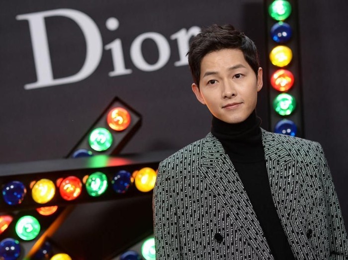 PARIS, FRANCE - JANUARY 20: Song Joong-ki poses at Dior Homme Menswear Fall/Winter 2018-2019 show as part of Paris Fashion Week at Grand Palais on January 20, 2018 in Paris, France.  (Photo by Pascal Le Segretain/Getty Images)