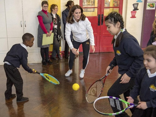 Kandungan yang diprediksikan sudah berusia lima bulan tak menghalangi Kate untuk bergerak gesit. (Foto: WPA Pool/Getty Images)