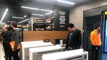 Sebelum masuk ke dalam swalayan seluas 167 meter persegi ini, para pembeli harus melakukan pemindaian terhadap aplikasi Amazon Go. Setelah itu, pelanggan hanya perlu melakukan kegiatan berbelanja seperti biasa. (Foto: Reuters)