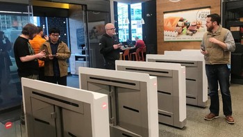Sayangnya, sejumlah tantangan yang menguji kesiapan teknologi di Amazon Go mengurungkan niat tersebut. Salah satunya adalah isu keakuratan dalam melakukan identifikasi terhadap pembeli dengan karakteristik fisik yang serupa. (Foto: Reuters)