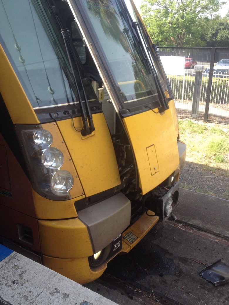 Foto Kereta Yang Kecelakaan Di Sydney Dan Bikin Penumpang Terbang