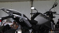Motor ini kami jual Rp 125 juta off the road, harga promo Rp 118 juta sampai yang inden besok, pungkas Joe. Foto: Khairul Imam Ghozali