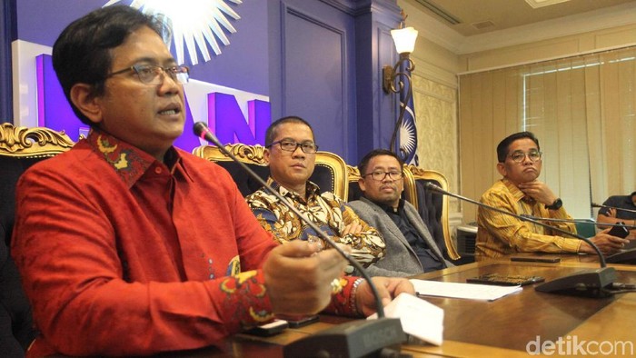 Sekretaris Fraksi PAN DPR Yandri Susanto bersama sejumlah anggota DPR dari Fraksi PAN seperti Viva Yoga Mauladi, Daeng Mohamad, dan H Bakri menggelar jumpa pers di gedung DPR, Jakarta, Senin (22/1/2018). Fraksi Partai Amanat Nasional (PAN) meluruskan pernyataan ketua umum mereka, Zulkifli Hasan terkait pembahasan isu Lesbian, Gay, Bisexual, Transgender atau LGBT di DPR yang jadi sorotan. PAN menyebut memang tidak ada pembahasan RUU LGBT di DPR.