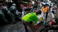 Ledakan ini terjadi di pinggir jalanan yang menjadi lokasi pasar pagi pada Senin (22/1) waktu setempat. Surapan Boonthanom/Reuters.
