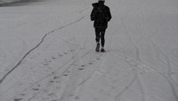Hujan salju tidak menghentikan niat orang ini untuk jogging.