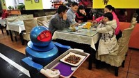 Wah! Di sini semua pramusajinya adalah robot. Restoran bernama Wang Xianwei di China ini memanfaatkan robot untuk melayani para tamu yang akan makan.Foto: Istimewa