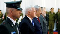 Dengan didampingi Netanyahu, Pence kemudian melakukan inspeksi terhadap pasukan kehormatan yang menyambutnya di kantor PM Israel ini. Foto: REUTERS/Ronen Zvulun