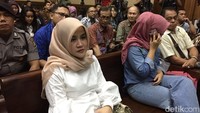 Biasanya, Deisti duduk di kursi paling depan tersebut.
