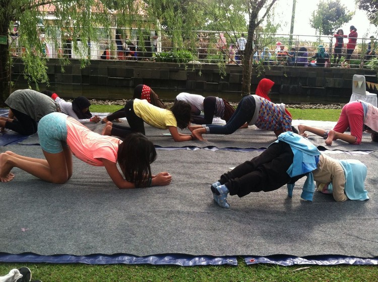 Gemasnya Melihat Anak  anak  Melakukan Gerakan Yoga 