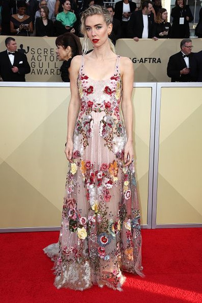 Gaun Valentino yang dikenakan aktris Vanessa Kirby membuatnya jadi perbincangan. Pemain serial The Crown terlihat cantik dengan busana yang ramai sulaman floral itu. Foto: Getty Images