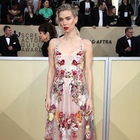 Gaun Valentino yang dikenakan aktris Vanessa Kirby membuatnya jadi perbincangan. Pemain serial The Crown terlihat cantik dengan busana yang ramai sulaman floral itu. Foto: Getty Images