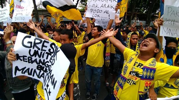 Ultras mania saat melakukan aksi di DPRD Gresik