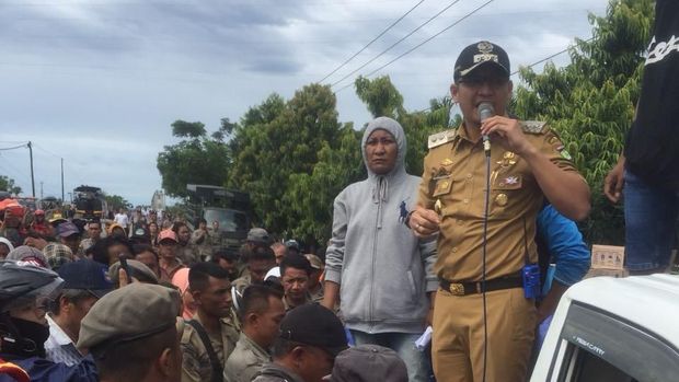 Gaya Pasha 'Ungu' menghadapi demonstrans di Palu 