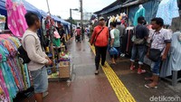 Sementara trotoar terlihat ramai oleh lalu-lalang warga.