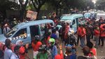 Foto: Sopir Angkot Tanah Abang Memblokir Jalan Kebon Sirih