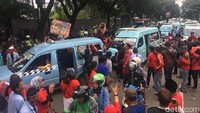 Kalau anggota DPRD tidak ada yang keluar kami tutup jalan. Kami ingin wakil rakyat mendengar, kata seorang orator di atas mobil komando di depan DPRD DKI, Jalan Kebon Sirih, Jakarta Pusat, Senin (22/1/2018).