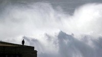Meski bukan peselancar, traveler tetap bisa menyaksikan kedahsyatan ombak Nazare. Tentunya dari jarak yang aman. Pemerintah setempat bahkan melarang turis biasa untuk mendekat di sekitar pantai, terutama saat ada badai. (Rafael Marchante/Reuters)