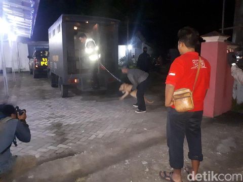 Pit Bull gigit warga dibawa ke Mapolres Kediri/
