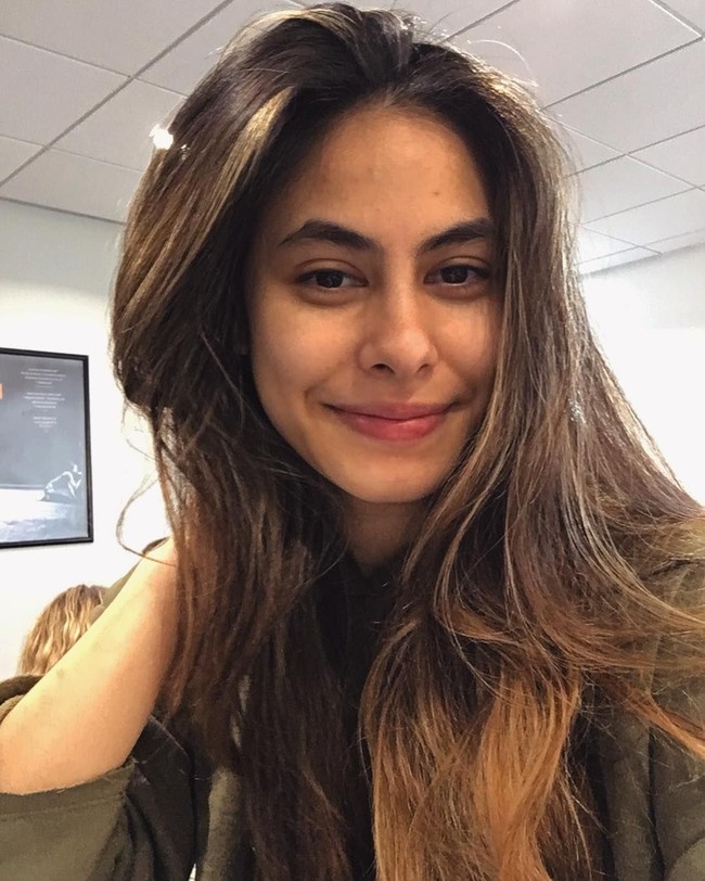 Kerap kali tampil dengan riasan wajah dan lipstik bold, nyatanya putri pesinetron Jeremy Thomas, Valerie Thomas tetap memesona walau tanpa makeup dan terlihat sedikitnya jerawat di wajahnya. Foto: Instagram