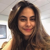 Kerap kali tampil dengan riasan wajah dan lipstik bold, nyatanya putri pesinetron Jeremy Thomas, Valerie Thomas tetap memesona walau tanpa makeup dan terlihat sedikitnya jerawat di wajahnya. Foto: Instagram