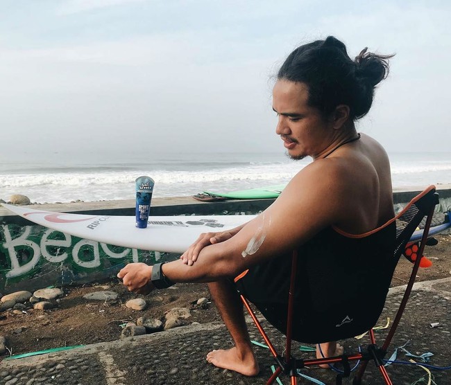 Pembawa acara acara trevelling My Trip My Adventure, David Jhon penampilannya terlihat macho dengan rambut gondrong. Rambut gondrongnya itu sering dikuncir cepol.  Foto: Instagram