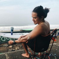 Pembawa acara acara trevelling My Trip My Adventure, David Jhon penampilannya terlihat macho dengan rambut gondrong. Rambut gondrongnya itu sering dikuncir cepol.  Foto: Instagram