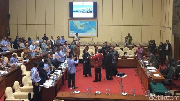 Susi Pudjiastuti dapat ucapan selamat dari anggota Kom. IV DPR