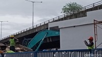 Saat hendak menolong, Taufik mendapati pria tersebut sudah dalam kondisi duduk dan kesakitan. Pria yang loncat tersebut sempat diobati sebelum dibawa ke rumah sakit. (Eva Safitri/detikcom)