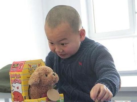   Kisah Haru Bocah 6 Tahun yang Jadi Kurir Antar 30 Paket Per Hari