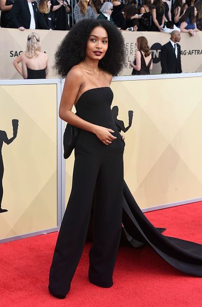 Memukau di karpet merah memang tak harus selalu dengan gaun. Gaya Yara Shahidi adalah contohnya. Ia tampak menawan dan menarik perhatian dengan jumpsuit Ralph Lauren, terlebih dengan detail ekor panjang sebagai statement penampilan. Foto: Getty Images