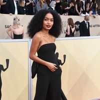Memukau di karpet merah memang tak harus selalu dengan gaun. Gaya Yara Shahidi adalah contohnya. Ia tampak menawan dan menarik perhatian dengan jumpsuit Ralph Lauren, terlebih dengan detail ekor panjang sebagai statement penampilan. Foto: Getty Images