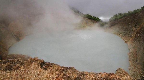 Danau mendidih atau Boiling Lake terletak di kawasan Taman Nasional Morne Trois Pitons, 40 km dari ibukota Roseau, dimana sebenarnya ini merupakan danau vulkanik. Boiling Lake terbentuk dari hasil letusan gunung api zaman dahulu, yang disinyalir aliran magma yang kuat di dasar tanah. Jangan berenang di sini ya! (Thinkstock)