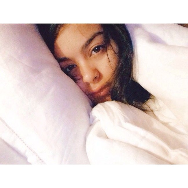 Pose bangun tidur dengan wajah polos, Eva Celia anak dari Sofia Latjuba juga masih terlihat cantik. Foto: Instagram