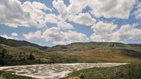 Di Kota Osoyoos, British Colombia, Kanada terdapat danau bila dilihat dari atas, seperti bolong-bolong.  Danau ini bernama Spotted Like atau Danau Kliluk.  Kandungan air danau mempunyai kandungan senyawa magnesium sulfat, kalsium, natrium sulfat, mineral, dan perak yang sangat tinggi. Hingga memasuki musim panas, air akan menguap dan meninggalkan endapan mineral yang mengkristal. (Thinkstock)