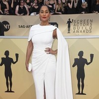 Busana Tracee Ellis Ross mungkin tidak berkilauan atau berwarna mencolok. Namun tampilannya cukup standout dengan dress Ralph & Russo. Baju itu menarik dengan aksen cape dan belahan paha tinggi. Foto: Getty Images