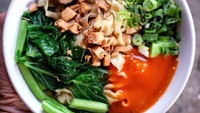 Di dekat sekolah kristen Rahman ada tukang mie ayam enak. Akun @dad_dish memarkan racikan mie ayam bakso dengan limpahan saus dan ayam cincang. Enaknya!Foto: Istimewa