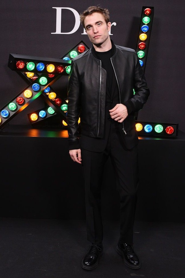 Dalam wawancara dengan sebuah tabloid Inggris, Robert Pattinson mengaku jarang mencuci atau ganti baju dalam waktu lama karena jadwal kerjanya yang sangat sibuk. Dia baru ganti baju ketika sudah merasa badannya bau sampai dirinya tak tahan lagi. Foto: Getty Images