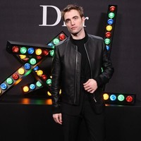 Dalam wawancara dengan sebuah tabloid Inggris, Robert Pattinson mengaku jarang mencuci atau ganti baju dalam waktu lama karena jadwal kerjanya yang sangat sibuk. Dia baru ganti baju ketika sudah merasa badannya bau sampai dirinya tak tahan lagi. Foto: Getty Images