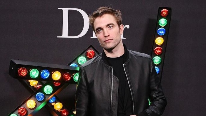 PARIS, FRANCE - JANUARY 20: Robert Pattinson attends the Dior Homme Menswear Fall/Winter 2018-2019 show as part of Paris Fashion Week on January 20, 2018 in Paris, France.  (Photo by Vanni Bassetti/Getty Images for Dior Homme)