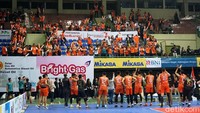 Para pemain putra Jakarta BNI Taplus memberi salam kepada suporternya usai menang 3-2 atas Surabaya Bhayangkara Samator.