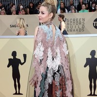 Aktris Cara Buono gagal memancarkan pesonanya dengan gaun bersayap dengan lace penuh warna ini. (Foto: Getty Images)