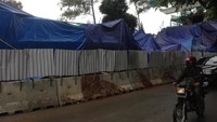 Foto: Direktur Utama Jakarta Propertindo (JakPro) Satya Heragandhi yang menangani proyek tersebut tengah menelusuri penyebab robohnya beton untuk LRT itu. Fotografer: Ibnu Hariyanto/detikcom