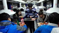 Di China ada bus yang dijadikan jadi restoran. Pengunjung bisa menikmati santap makan enak layaknya sedang berada dalam bus. Lokasinya ada di Shenyang, China. Foto: Istimewa