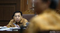 Setya Novanto mendengarkan keterangan saksi.