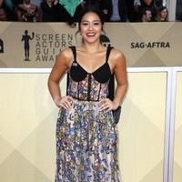 Bintang serial Jane the Virgin Gina Rodriguez memiliki fitur tubuh yang indah. Tapi gaun penuh motif abstrak dari Rasario kurang mempertegas kelebihannya itu. (Foto: Getty Images)
