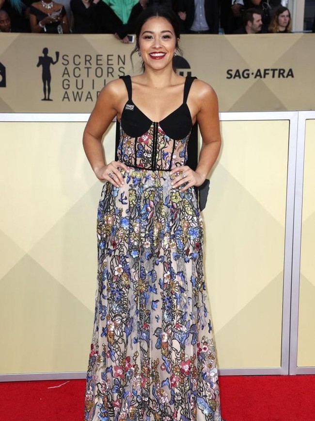 Bintang serial Jane the Virgin Gina Rodriguez memiliki fitur tubuh yang indah. Tapi gaun penuh motif abstrak dari Rasario kurang mempertegas kelebihannya itu. (Foto: Getty Images)