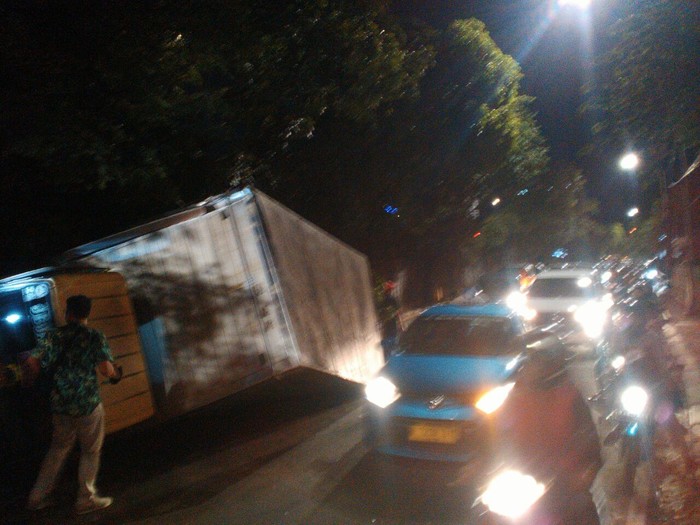 Truk Terguling di Jalan TB Simatupang Jaksel, Lalin Macet