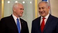 Netanyahu terlihat tersenyum saat sesi foto bersama Pence. Foto: REUTERS/Ariel Schalit/Pool