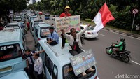 Ratusan sopir mulai memadati depan gerbang Balai Kota. Puluhan Mikrolet diparkir di jalan di depan Balai Kota sampai gedung Kementerian BUMN.